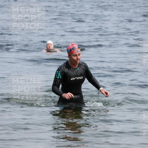21.06.2025 - 27. Vierlanden-Triathlon Lena Gebhardt http://msf.ph/oto/8035826 15.06.2025 11:26:37 Schwimmen  meine-sportfotos.de