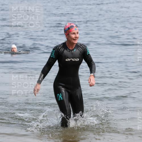 21.06.2025 - 27. Vierlanden-Triathlon Lena Gebhardt http://msf.ph/oto/8035828 15.06.2025 11:26:42 Schwimmen 900 meine-sportfotos.de