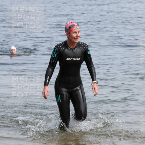 21.06.2025 - 27. Vierlanden-Triathlon Lena Gebhardt http://msf.ph/oto/8035829 15.06.2025 11:26:42 Schwimmen 900 meine-sportfotos.de