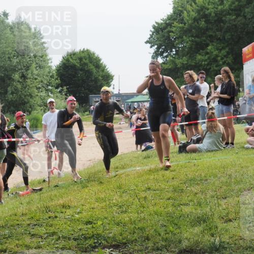 21.06.2025 - 27. Vierlanden-Triathlon KatJ http://msf.ph/oto/8035832 15.06.2025 11:20:45 Schwimmen 879, 924, 936, 941, 969, 1400 meine-sportfotos.de