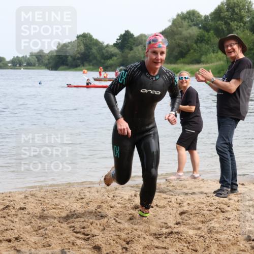 21.06.2025 - 27. Vierlanden-Triathlon Lena Gebhardt http://msf.ph/oto/8035838 15.06.2025 11:26:48 Schwimmen 900 meine-sportfotos.de