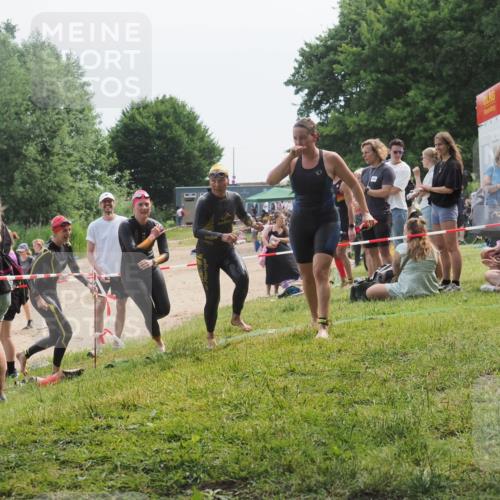 21.06.2025 - 27. Vierlanden-Triathlon KatJ http://msf.ph/oto/8035839 15.06.2025 11:20:45 Schwimmen 879, 924, 936, 941, 969, 1400 meine-sportfotos.de