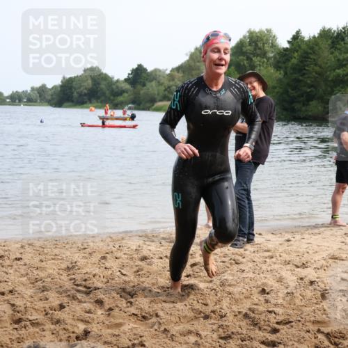 21.06.2025 - 27. Vierlanden-Triathlon Lena Gebhardt http://msf.ph/oto/8035845 15.06.2025 11:26:48 Schwimmen 900 meine-sportfotos.de