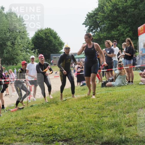 21.06.2025 - 27. Vierlanden-Triathlon KatJ http://msf.ph/oto/8035847 15.06.2025 11:20:45 Schwimmen 879, 924, 936, 941, 969, 1400 meine-sportfotos.de