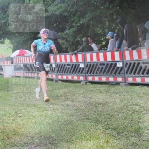 21.06.2025 - 27. Vierlanden-Triathlon KatJ http://msf.ph/oto/8035848 15.06.2025 13:52:45 Ziel 913 meine-sportfotos.de