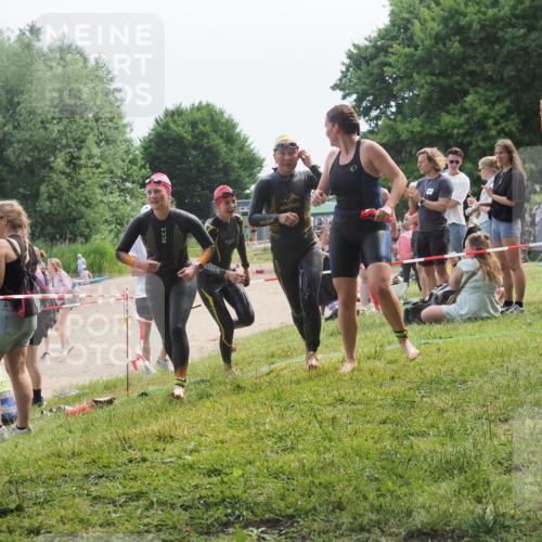 21.06.2025 - 27. Vierlanden-Triathlon KatJ http://msf.ph/oto/8035853 15.06.2025 11:20:46 Schwimmen 879, 924, 936, 941, 969, 1400 meine-sportfotos.de