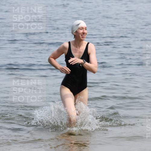 21.06.2025 - 27. Vierlanden-Triathlon Lena Gebhardt http://msf.ph/oto/8035866 15.06.2025 11:27:01 Schwimmen 886, 961 meine-sportfotos.de