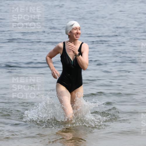 21.06.2025 - 27. Vierlanden-Triathlon Lena Gebhardt http://msf.ph/oto/8035867 15.06.2025 11:27:01 Schwimmen 886, 961 meine-sportfotos.de