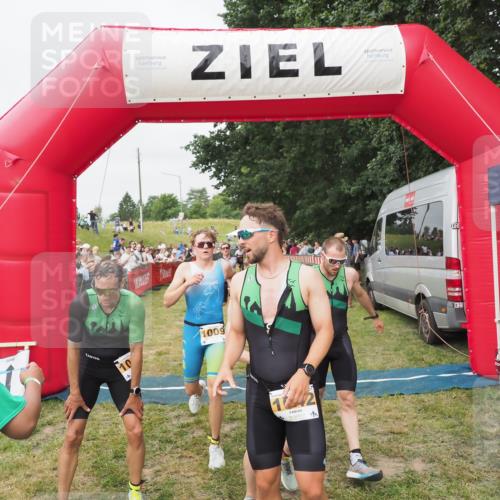 21.06.2025 - 27. Vierlanden-Triathlon MichiJ http://msf.ph/oto/8035869 15.06.2026 13:02:20 Ziel 755, 1009, 1039, 1041, 1042, 1043 meine-sportfotos.de