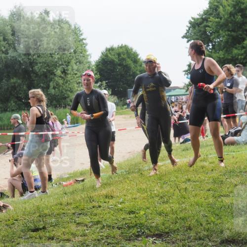 21.06.2025 - 27. Vierlanden-Triathlon KatJ http://msf.ph/oto/8035870 15.06.2025 11:20:46 Schwimmen 879, 924, 936, 941, 969, 1400 meine-sportfotos.de