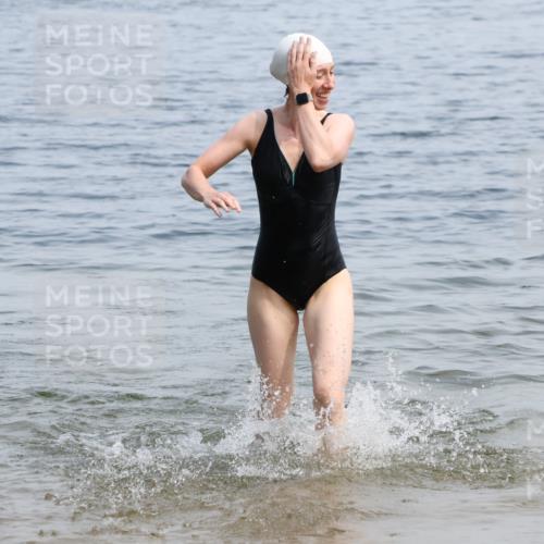 21.06.2025 - 27. Vierlanden-Triathlon Lena Gebhardt http://msf.ph/oto/8035872 15.06.2025 11:27:02 Schwimmen 886, 961 meine-sportfotos.de