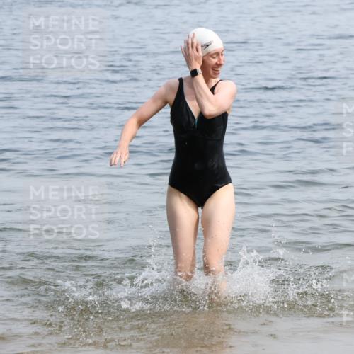 21.06.2025 - 27. Vierlanden-Triathlon Lena Gebhardt http://msf.ph/oto/8035876 15.06.2025 11:27:02 Schwimmen 886, 961 meine-sportfotos.de