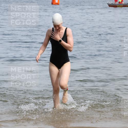 21.06.2025 - 27. Vierlanden-Triathlon Lena Gebhardt http://msf.ph/oto/8035882 15.06.2025 11:27:02 Schwimmen 886, 961 meine-sportfotos.de