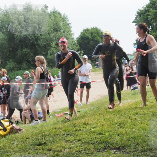 21.06.2025 - 27. Vierlanden-Triathlon KatJ http://msf.ph/oto/8035883 15.06.2025 11:20:47 Schwimmen 879, 924, 936, 941, 1400 meine-sportfotos.de