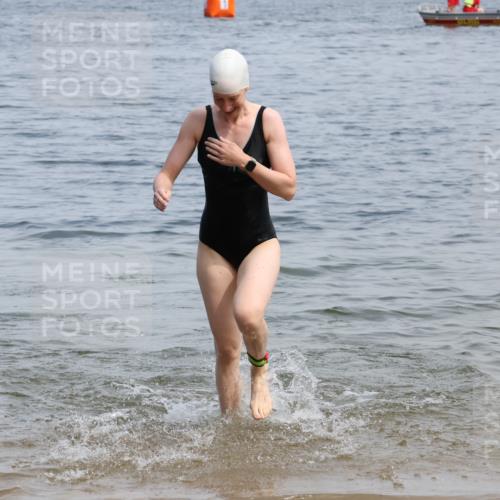 21.06.2025 - 27. Vierlanden-Triathlon Lena Gebhardt http://msf.ph/oto/8035888 15.06.2025 11:27:03 Schwimmen 886, 961 meine-sportfotos.de