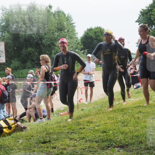 21.06.2025 - 27. Vierlanden-Triathlon KatJ http://msf.ph/oto/8035889 15.06.2025 11:20:47 Schwimmen 879, 924, 936, 941, 1400 meine-sportfotos.de