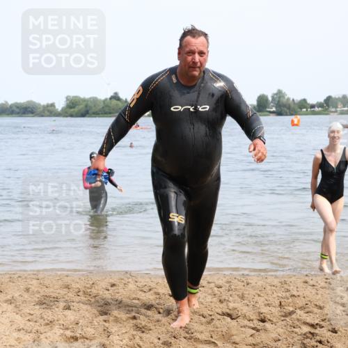 21.06.2025 - 27. Vierlanden-Triathlon Lena Gebhardt http://msf.ph/oto/8035896 15.06.2025 11:27:04 Schwimmen 886, 961 meine-sportfotos.de