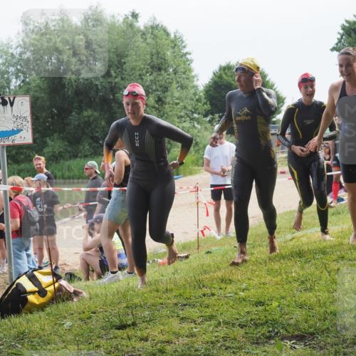 21.06.2025 - 27. Vierlanden-Triathlon KatJ http://msf.ph/oto/8035900 15.06.2025 11:20:47 Schwimmen 879, 924, 936, 941, 1400 meine-sportfotos.de