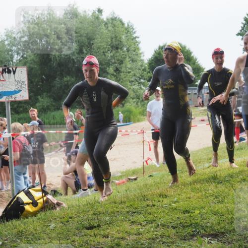 21.06.2025 - 27. Vierlanden-Triathlon KatJ http://msf.ph/oto/8035907 15.06.2025 11:20:47 Schwimmen 879, 924, 936, 941, 1400 meine-sportfotos.de