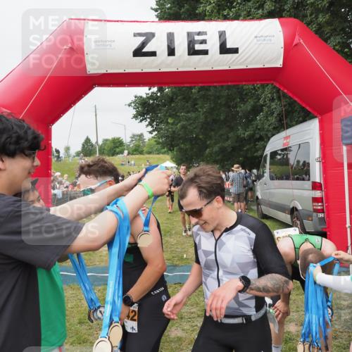 21.06.2025 - 27. Vierlanden-Triathlon MichiJ http://msf.ph/oto/8035908 15.06.2026 13:02:24 Ziel 73, 727, 755, 1009, 1039, 1041, 1042, 1043 meine-sportfotos.de