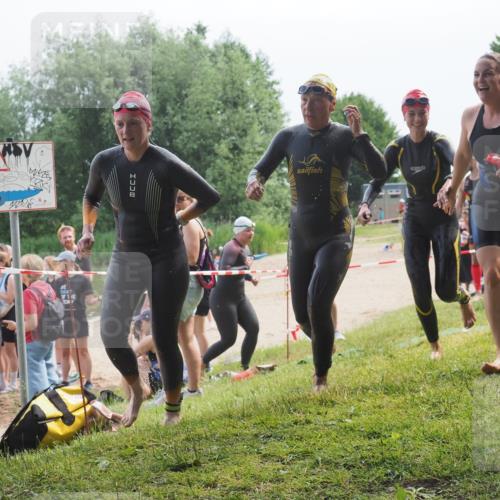 21.06.2025 - 27. Vierlanden-Triathlon KatJ http://msf.ph/oto/8035912 15.06.2025 11:20:48 Schwimmen 879, 892, 924, 936, 941, 1400 meine-sportfotos.de