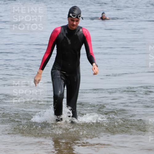21.06.2025 - 27. Vierlanden-Triathlon Lena Gebhardt http://msf.ph/oto/8035915 15.06.2025 11:27:07 Schwimmen 884, 886, 961 meine-sportfotos.de