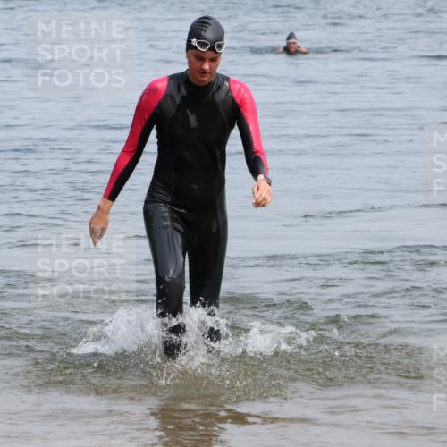 21.06.2025 - 27. Vierlanden-Triathlon Lena Gebhardt http://msf.ph/oto/8035918 15.06.2025 11:27:08 Schwimmen 884, 886, 961 meine-sportfotos.de