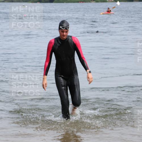 21.06.2025 - 27. Vierlanden-Triathlon Lena Gebhardt http://msf.ph/oto/8035922 15.06.2025 11:27:08 Schwimmen 884, 886, 961 meine-sportfotos.de