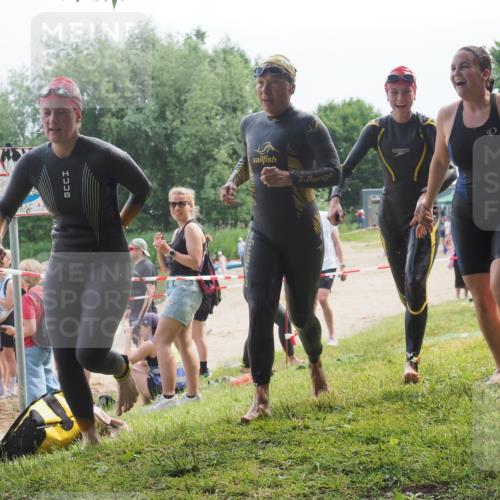 21.06.2025 - 27. Vierlanden-Triathlon KatJ http://msf.ph/oto/8035924 15.06.2025 11:20:48 Schwimmen 879, 892, 924, 936, 941, 1400 meine-sportfotos.de