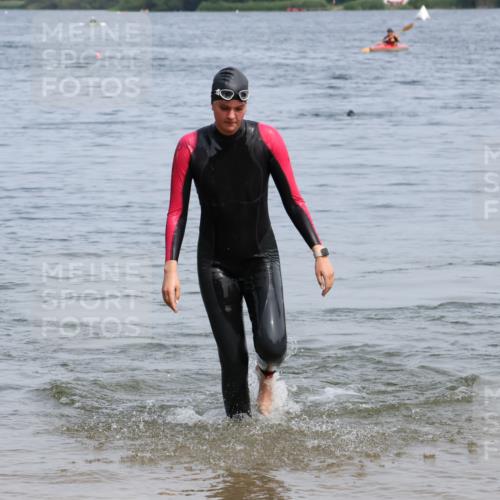 21.06.2025 - 27. Vierlanden-Triathlon Lena Gebhardt http://msf.ph/oto/8035927 15.06.2025 11:27:08 Schwimmen 884, 886, 961 meine-sportfotos.de