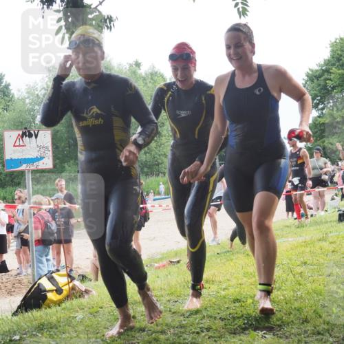21.06.2025 - 27. Vierlanden-Triathlon KatJ http://msf.ph/oto/8035929 15.06.2025 11:20:49 Schwimmen 879, 892, 924, 936, 941, 1400 meine-sportfotos.de