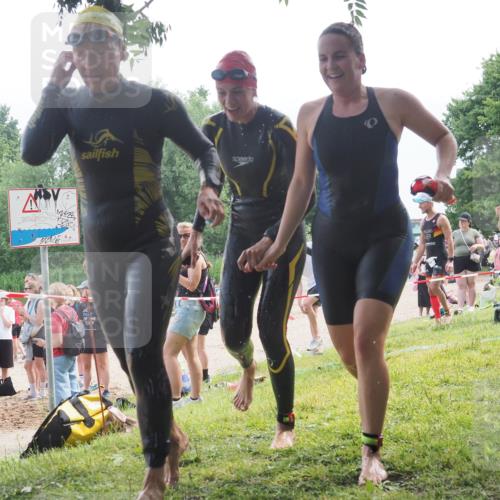 21.06.2025 - 27. Vierlanden-Triathlon KatJ http://msf.ph/oto/8035932 15.06.2025 11:20:49 Schwimmen 879, 892, 924, 936, 941, 1400 meine-sportfotos.de