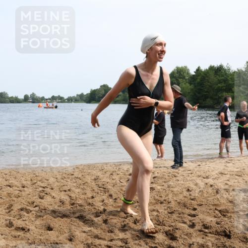 21.06.2025 - 27. Vierlanden-Triathlon Lena Gebhardt http://msf.ph/oto/8035934 15.06.2025 11:27:10 Schwimmen 884, 886, 961 meine-sportfotos.de