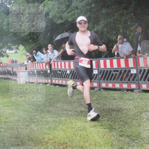 21.06.2025 - 27. Vierlanden-Triathlon KatJ http://msf.ph/oto/8035935 15.06.2025 13:53:07 Ziel 48, 1128, 1161 meine-sportfotos.de