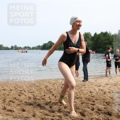 21.06.2025 - 27. Vierlanden-Triathlon Lena Gebhardt http://msf.ph/oto/8035939 15.06.2025 11:27:10 Schwimmen 884, 886, 961 meine-sportfotos.de