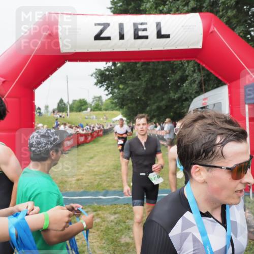 21.06.2025 - 27. Vierlanden-Triathlon MichiJ http://msf.ph/oto/8035941 15.06.2026 13:02:26 Ziel 73, 727, 755, 1009, 1043 meine-sportfotos.de