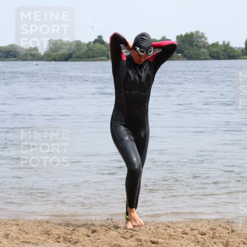 21.06.2025 - 27. Vierlanden-Triathlon Lena Gebhardt http://msf.ph/oto/8035944 15.06.2025 11:27:12 Schwimmen 884, 886, 961 meine-sportfotos.de