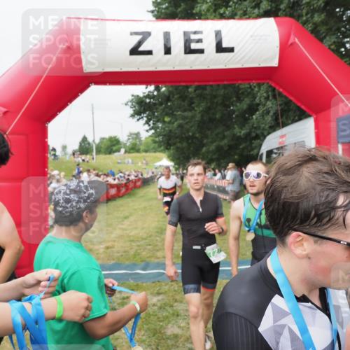 21.06.2025 - 27. Vierlanden-Triathlon MichiJ http://msf.ph/oto/8035947 15.06.2026 13:02:26 Ziel 73, 727, 755, 1009, 1043 meine-sportfotos.de