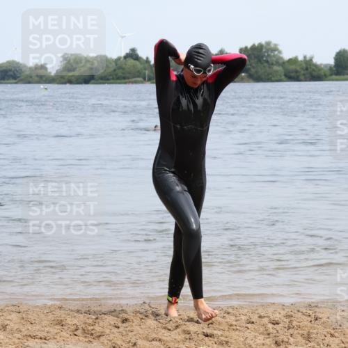 21.06.2025 - 27. Vierlanden-Triathlon Lena Gebhardt http://msf.ph/oto/8035948 15.06.2025 11:27:12 Schwimmen 884, 886, 961 meine-sportfotos.de