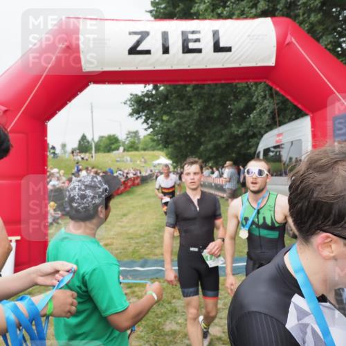 21.06.2025 - 27. Vierlanden-Triathlon MichiJ http://msf.ph/oto/8035952 15.06.2026 13:02:26 Ziel 73, 727, 755, 1009, 1043 meine-sportfotos.de