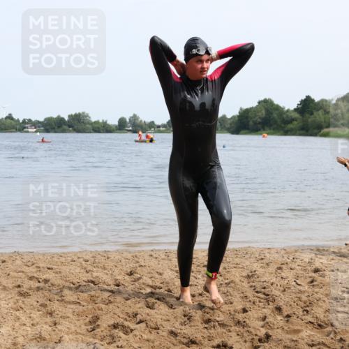21.06.2025 - 27. Vierlanden-Triathlon Lena Gebhardt http://msf.ph/oto/8035961 15.06.2025 11:27:15 Schwimmen 884, 886, 961 meine-sportfotos.de