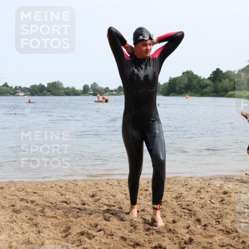 21.06.2025 - 27. Vierlanden-Triathlon Lena Gebhardt http://msf.ph/oto/8035964 15.06.2025 11:27:15 Schwimmen 884, 886, 961 meine-sportfotos.de