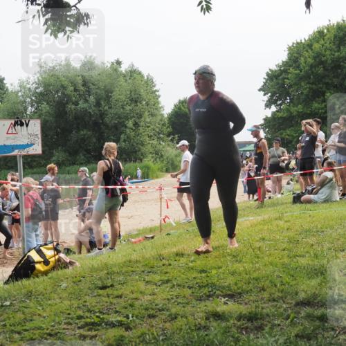 21.06.2025 - 27. Vierlanden-Triathlon KatJ http://msf.ph/oto/8035966 15.06.2025 11:20:51 Schwimmen 879, 892, 918, 924, 936, 941, 1400 meine-sportfotos.de