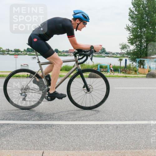 15.06.2025 - 27. Vierlanden-Triathlon H.Heesch http://msf.ph/oto/8035971 15.06.2025 10:47:10 Radfahren 143, 193, 370, 418 meine-sportfotos.de