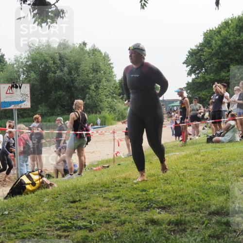 21.06.2025 - 27. Vierlanden-Triathlon KatJ http://msf.ph/oto/8035972 15.06.2025 11:20:51 Schwimmen 879, 892, 918, 924, 936, 941, 1400 meine-sportfotos.de