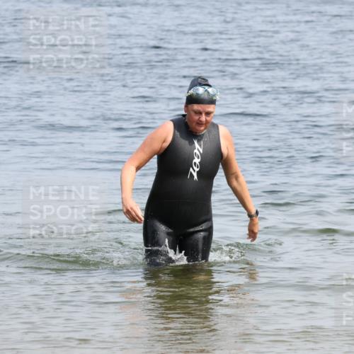 21.06.2025 - 27. Vierlanden-Triathlon Lena Gebhardt http://msf.ph/oto/8035973 15.06.2025 11:28:01 Schwimmen  meine-sportfotos.de
