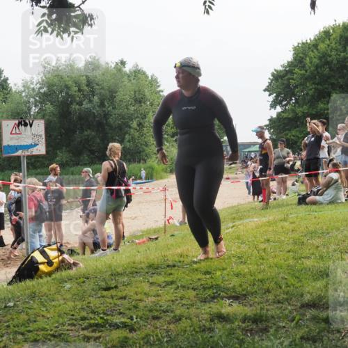 21.06.2025 - 27. Vierlanden-Triathlon KatJ http://msf.ph/oto/8035980 15.06.2025 11:20:51 Schwimmen 879, 892, 918, 924, 936, 941, 1400 meine-sportfotos.de