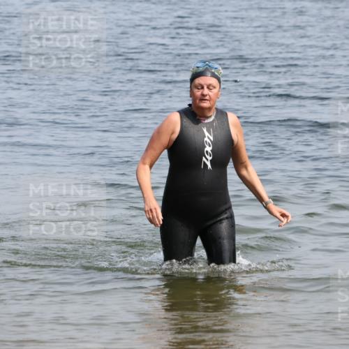 21.06.2025 - 27. Vierlanden-Triathlon Lena Gebhardt http://msf.ph/oto/8035983 15.06.2025 11:28:03 Schwimmen  meine-sportfotos.de