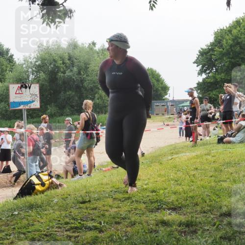 21.06.2025 - 27. Vierlanden-Triathlon KatJ http://msf.ph/oto/8035984 15.06.2025 11:20:52 Schwimmen 879, 892, 918, 924, 936, 941, 1400 meine-sportfotos.de
