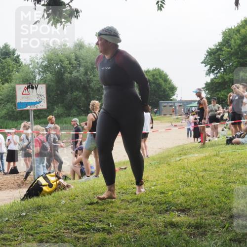 21.06.2025 - 27. Vierlanden-Triathlon KatJ http://msf.ph/oto/8035990 15.06.2025 11:20:52 Schwimmen 879, 892, 918, 924, 936, 941, 1400 meine-sportfotos.de